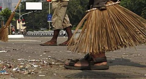 ஏன் துப்புரவு பணிக்கு விண்ணப்பித்தேன் ? பொறியியல் பட்டம் பெற்ற இளைஞர் விளக்கம்