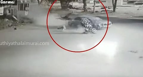 கார் ரேஸில் ஈடுபட்ட கல்லூரி மாணவி ! தூக்கி வீசப்பட்ட இளைஞர் (சிசிடிவி காட்சிகள்)