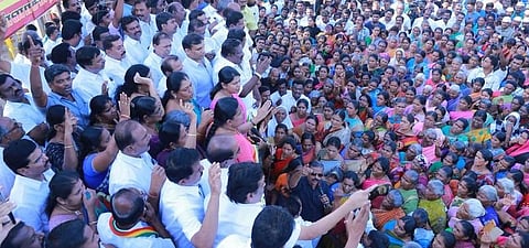 பாதிக்கப்பட்ட பெண்ணின் பெயரை மறுபடி மறுபடி சொன்னது ஏன் ? கனிமொழி சரமாரி கேள்வி