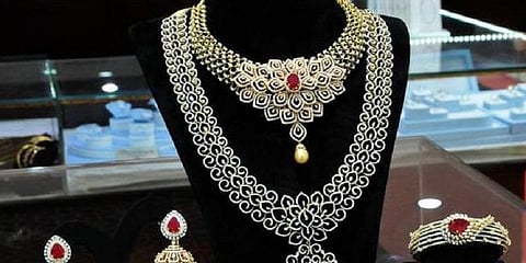 கண்காட்சிக்கு கொண்டுவந்த நகைகளை பறிமுதல் செய்த போலீசார்