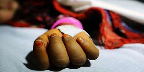 பள்ளிக்கு சென்ற சிறுமி கை கால்கள் கட்டப்பட்ட நிலையில் சடலமாக மீட்பு