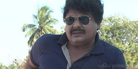 சாலையோர குப்பைகளை அகற்றி மன்சூர் அலிகான் நூதன பரப்புரை