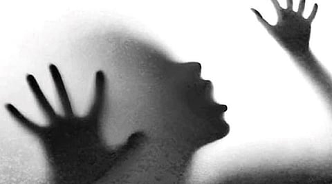 மாணவியை பாலியல் வன்கொடுமை செய்து மின்சாரம் பாய்ச்சிய மாணவன் கைது