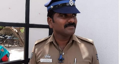 நீட் தேர்வு: புகைப்படம் இல்லாததால் வெளியேற்றப்பட்ட மாணவர் ! ரூ.40 கொடுத்து உதவிய காவலர்