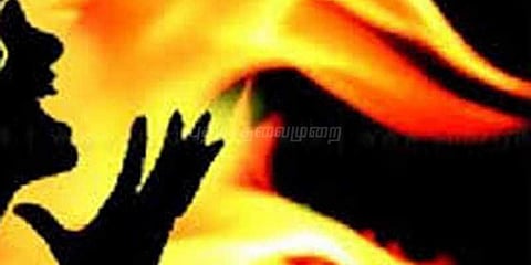 மானாமதுரையில் இளம்பெண் பெட்ரோல் ஊற்றி எரித்து கொலை !