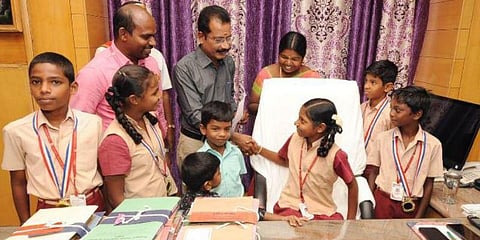 மாணவியின் கனவுக்காக தன் இருக்கையை கொடுத்த கரூர் கலெக்டர்