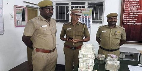 சாலையில் வீசப்பட்ட ரூ.1.5 கோடி கொள்ளையடிக்கப்பட்ட பணம்!