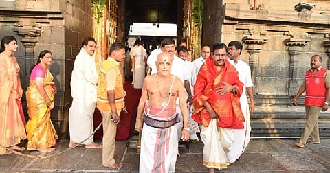 திருப்பதி ஏழுமலையான் கோவிலில் தமிழக முதல்வர் சாமி தரிசனம்