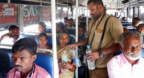 பயணிகளுக்கு இலவசமாக தண்ணீர் கொடுக்கும் பேருந்து நடத்துநர்