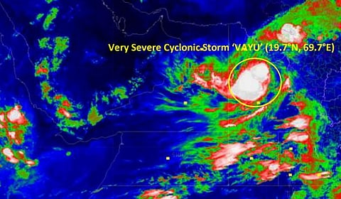 திசைமாறியது வாயு புயல் ! குஜராத் மாநிலத்தை தாக்க வாய்ப்பில்லை