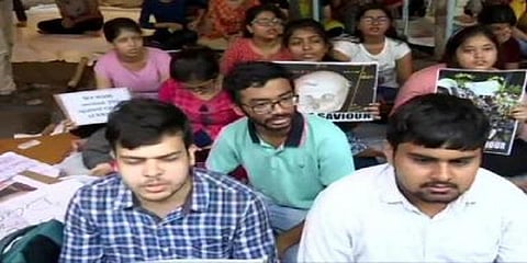 மம்தா கொடுத்த 4 மணிநேர கெடுவை மீறி மருத்துவர்கள் போராட்டம்