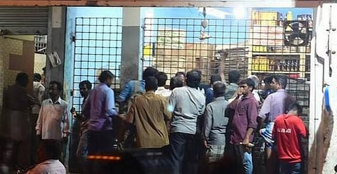 ஆசானின் கோரிக்கையை ஏற்று டாஸ்மாக் கடையை மூடிய அமைச்சர்