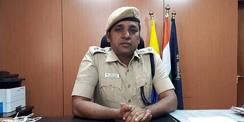 பொள்ளாச்சி பாலியல் வன்கொடுமை: காத்திருப்பு பட்டியலில் இருந்த எஸ்.பி. பாண்டியராஜன் கரூர் மாவட்டத்துக்கு மாற்றம் !
