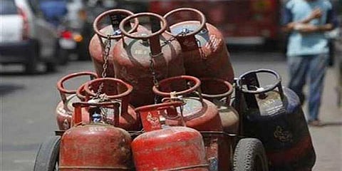 மானியமில்லாத சிலிண்டர் விலை 100 ரூபாய் குறைப்பு