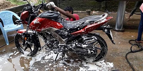 தண்ணீர் தட்டுப்பாடு: சென்னையில் கார், பைக் கழுவும் தொழில் பாதிப்பு