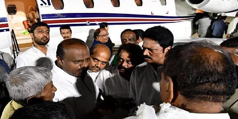 ஒரு நாளைக்கு 25 ஆயிரம் - சொகுசு பங்களாவில் கர்நாடக எம்.எல்.ஏக்கள்
