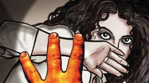 ரயில் நிலையத்தில் வைத்து இளம்பெண் பாலியல் வன்கொடுமை - 2 பாதுகாப்பு பணியாளர்கள் கைது