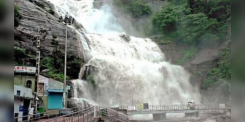 குற்றாலத்தில் தண்ணீர் வரத்து அதிகரிப்பு: பயணிகள் குளிக்கத் தடை