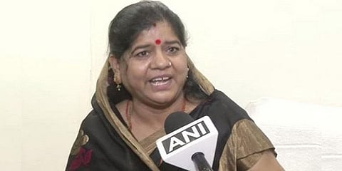“குழந்தைகளுக்கு கழிவறையில் சமைப்பது தவறு இல்லை” - ம.பி அமைச்சர் இமார்த்தி தேவி