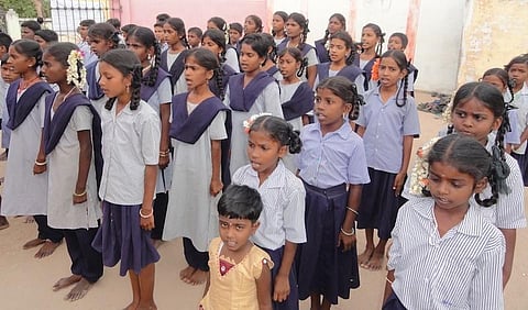 சீருடைகள் இல்லாமல் திண்டாடும் அரசுப் பள்ளி மாணவர்கள்