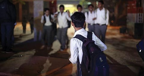 மாணவர் கைகளில் கலர் கலராக சாதி கயிறுகள் - நடவடிக்கை எடுக்க உத்தரவு