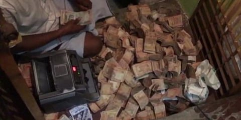 கோயில் பூசாரி வீட்டில் மூட்டை மூட்டையாக பணம்