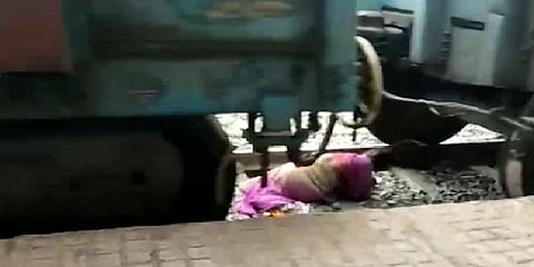 ரயில் தண்டவாளத்தின் நடுவே படுத்த பெண் - வைரலான வீடியோ