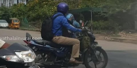 மூன்றரை வயது குழந்தைக்கு தலைக்கவசம் - தந்தைக்கு காவல்துறை பாராட்டு
