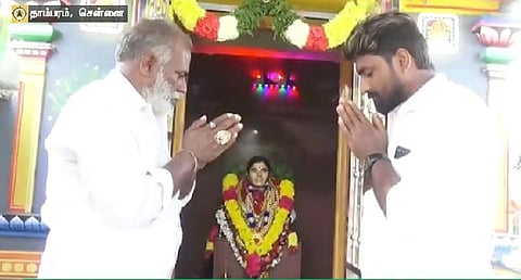 மனைவி மறைந்த சோகம் தாங்காமல் கோயில் கட்டி வழிபடும் கணவர்
