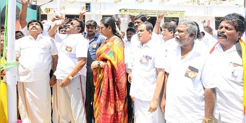 மீண்டும் பொது நிகழ்ச்சியில் விஜயகாந்த் - தொண்டர்கள் ஆரவாரம்