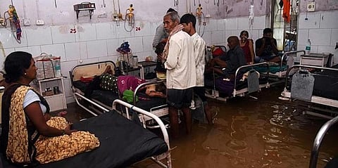 வெள்ளத்தில் மூழ்கி தத்தளிக்கும் மருத்துவமனை - பீகாரில் நோயாளிகள் அவதி