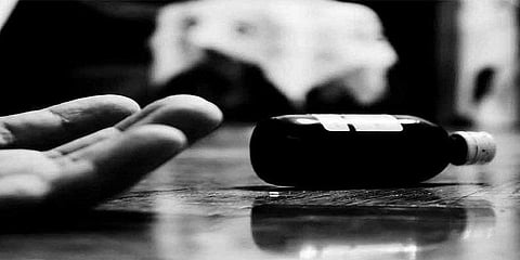 குடும்ப வறுமை: 4 பேர் தற்கொலை முயற்சியில் ஈடுபட்டதில் 2 பேர் உயிரிழப்பு