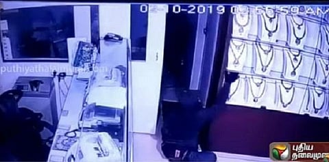 அலேக்காக நகைகளை அள்ளி வைக்கும் கொள்ளையன் - சிசிடிவி அம்பலம்