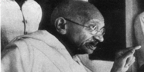 “காந்தி எவ்வாறு தற்கொலை செய்து கொண்டார்?” - சர்ச்சைக்குள்ளான பள்ளித்தேர்வு வினாத்தாள்