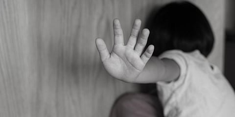 நண்பரின் குழந்தைக்கு பாலியல் தொல்லை - இளைஞருக்கு தர்ம அடி