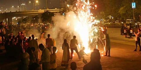 தமிழகத்தில் பட்டாசு வெடிக்கும் நேரம் அறிவிப்பு