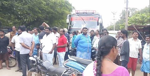 “குண்டும் குழியுமாக சாலைகள்” - சீரமைக்கக் கோரி போராடியவர்கள் மீது தடியடி