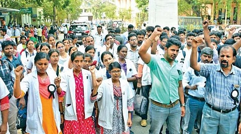 மாநிலம் முழுவதும் அரசு மருத்துவர்கள் 5-வது நாளாக வேலை நிறுத்தம்