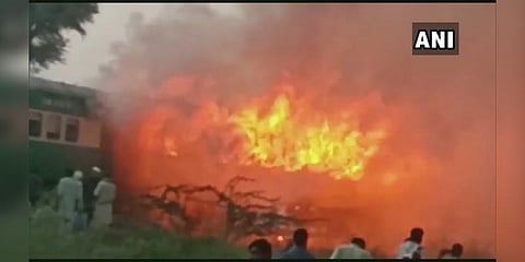 பாக். எக்ஸ்பிரஸ் ரயில் தீவிபத்து: உயிரிழந்தோர் எண்ணிக்கை 65 ஆக உயர்வு