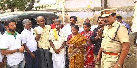 காணாமல் போன மனநலம் பாதிக்கப்பட்ட மகன் - 12 ஆண்டுகளுக்கு பின் பெற்றோரிடம் ஒப்படைத்த இளைஞர்கள்!