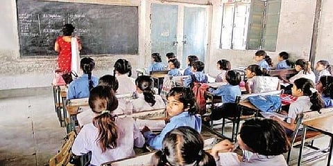 ‘தாய் மொழிக்கு நோ..அரசுப் பள்ளிகளில் இனி ஆங்கில வழிக்கல்வி’ - ஜெகன் அரசின் அறிவிப்பால் சர்ச்சை