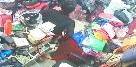 பேக் வாங்குவது போல் கல்லாவில் பணத்தை எடுக்கும் நபர் - சிசிடிவியில் அம்பலம்