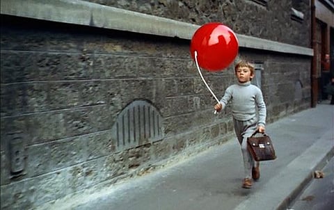 சிறுவனோடு ஓடி விளையாடும் சிவப்பு பலூன்... #TheRedBalloon பற்றிய அறிமுகம்!