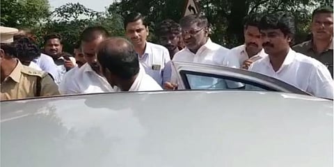 விபத்தில் காயமடைந்தவருக்கு உதவிய அமைச்சர் வீரமணி