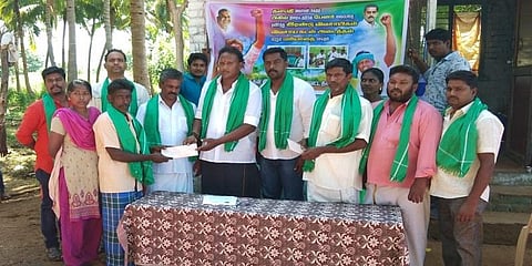 பேனர்களை தவிர்த்து விவசாயிகளின் கடனை அடைத்த விஜய் ரசிகர்கள்!