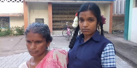 மாற்றுத்திறனாளி மகளை 15 ஆண்டுகளாக சுமக்கும் பாசத்தாய்..!