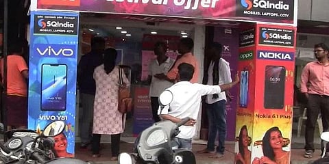 பூட்டை உடைத்து 5 லட்சம் மதிப்பிலான செல்போன்கள் திருட்டு