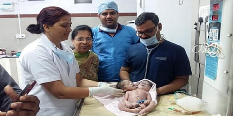 இரண்டு தலைகள் மூன்று கைகளுடன் பிறந்த குழந்தை !