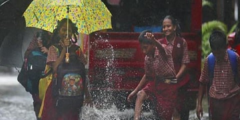 தொடர்மழை காரணமாக 4 மாவட்ட பள்ளிகளுக்கு இன்று விடுமுறை