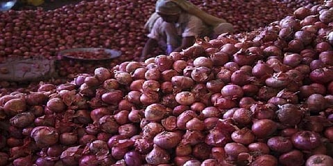 200 ரூபாயை தாண்டியது ஒரு கிலோ வெங்காயத்தின் விலை : பொதுமக்கள் அதிருப்தி